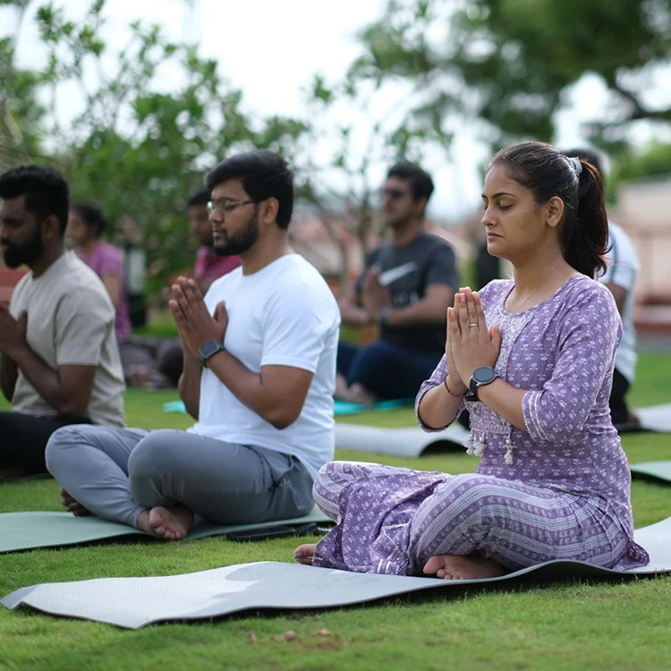 Upon arrival, receive a traditional, warm welcome with a refreshing drink. Enjoy personalized meals, group yoga sessions, and daily self-care activities such as temple visits, sound healing, spa therapies, and cultural workshops.